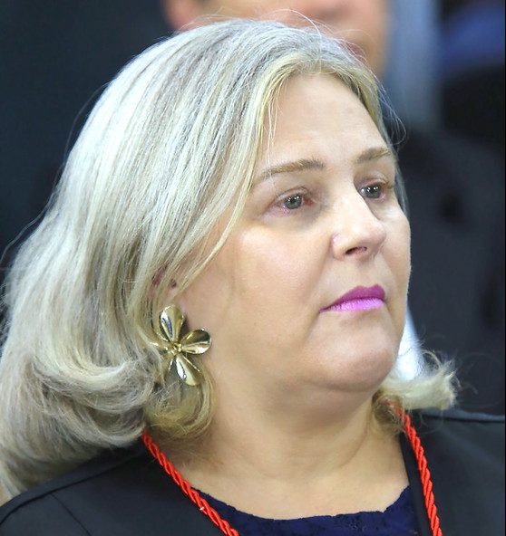 Read more about the article Valéria Borba toma posse para o segundo mandato como Procuradora-Geral do MPC-PR