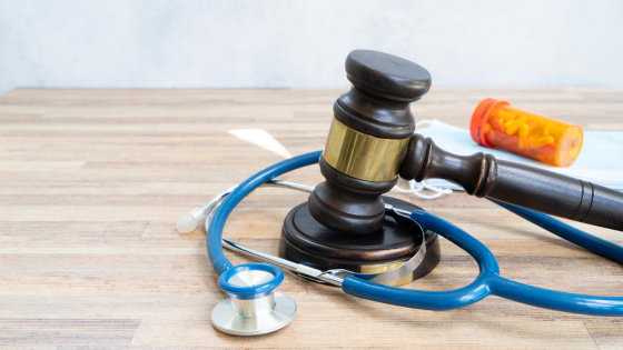 O pagamento de auxílio-saúde a vereadores depende de lei específica e não pode ser instituído com base no regime jurídico dos servidores estatutários