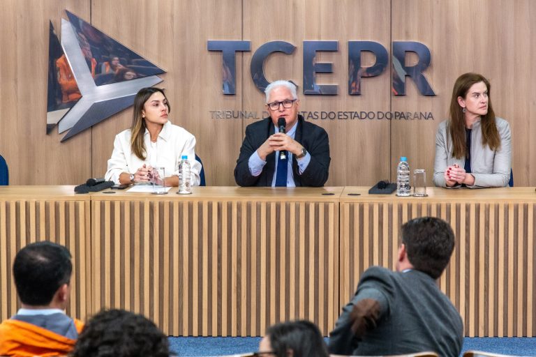 MPC-PR participa do seminário “Proteger em Crise” e lança cartilha sobre Defesa Civil Municipal