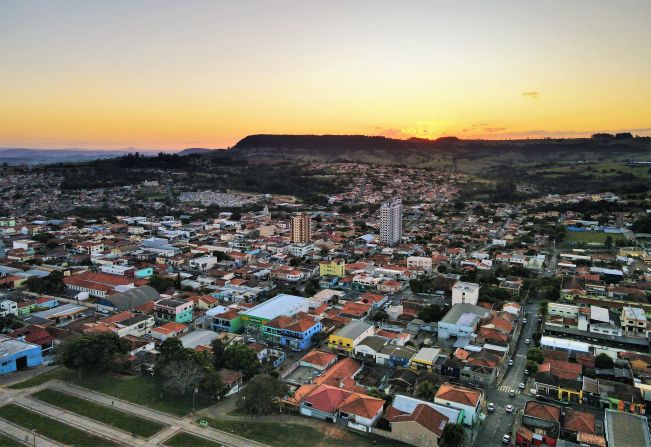 Leia mais sobre o artigo Servidor não pode acumular cargo efetivo com cargo comissionado de Secretário Municipal 