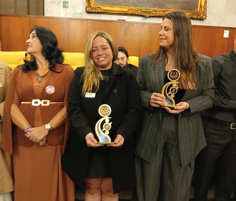 Diretora do MPC-PR recebe homenagem em prêmio nacional por iniciativa institucional voltada ao fortalecimento do controle interno municipal